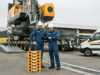 Titelbild Kudenreferenz "Kundenservice-Verträge per App" bei Liebherr. Team mit Baumaschinen vor Tablet,