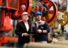 2 Männer mit Sicherheitshelmen (Maschinen- und Anlagebauer) in einer Maschinenhalle | Titelbild des E-Books CRM-Beratung und -Lösungen für den Maschinen- und Anlagenbau