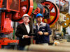 2 Männer mit Sicherheitshelmen (Maschinen- und Anlagebauer) in einer Maschinenhalle | Titelbild des E-Books CRM-Beratung und -Lösungen für den Maschinen- und Anlagenbau
