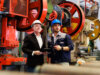 2 Männer mit Sicherheitshelmen (Maschinen- und Anlagebauer) in einer Maschinenhalle | Titelbild des E-Books CRM-Beratung und -Lösungen für den Maschinen- und Anlagenbau