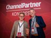 Geschäftsführer vor einer roten Wand, wo ChannelPartner drauf steht, zum Thema "beste IT-Dienstleister Deutschlands 2023