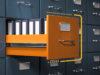 Aktenschrank mit orangener Schublade mit Ordnern, abstrakt zum Thema Cloud Backup für Unternehmen