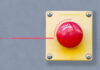 Roter Notfallbutton an grauer Betonwand als abstraktes Bild um Thema IT-Notfallhandbuch