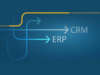 Titelbild Blogbeitrag CRM und ERP Pfeile auf blauem Hintergrund