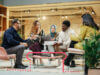 Multikulturelle Gruppe aus fuenf Menschen, sitzend auf Couch mit Laptop und Dokumenten, Besprechung Titelbild für Blog-Beitrag New Work – Vorteile für Ihre Unternehmenskultur