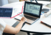 Darstellung Business-Intelligence-Beratung mit Mitarbeiter, der mit Charts arbeitet, die den Titel "Integrierte Planung" haben und einen Aufwärtstrend darstellen