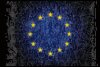 Der EU-AI Act kommt! Symbolbild: Die Sterne der Eu-Flagge vor dem Hintergrund eines brinären Codes