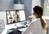 Coverblatt Checkliste Leitfaden M365 Einfuehrung, Frau am PC mit Headset in Teams Telefonie Gespraech