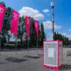 Netzmodernisierung mit ORBIT: Referenzbild: Fahnen mit dem Telekom-Logo; im Hintergrund ein 5G-Mast